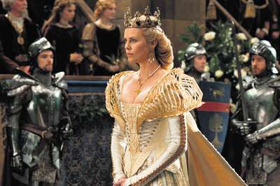 Η ΧΙΟΝΑΤΗ ΚΑΙ Ο ΚΥΝΗΓΟΣ & THE RAVEN